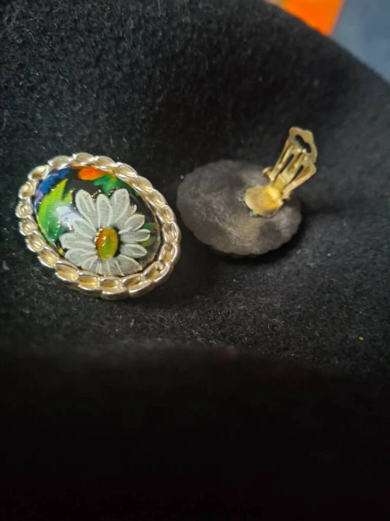 Vintage clip-on øreringe med blomstermotiv og plastperler