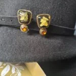 Vintage Clip-On Øreringe med Sort Cabochon og Amber Detalje