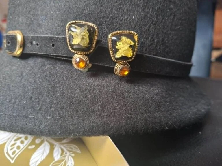 Vintage Clip-On Øreringe med Sort Cabochon og Amber Detalje