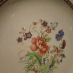 Detalje af blomster og krakelering på Woods Ivory Ware middagstallerken