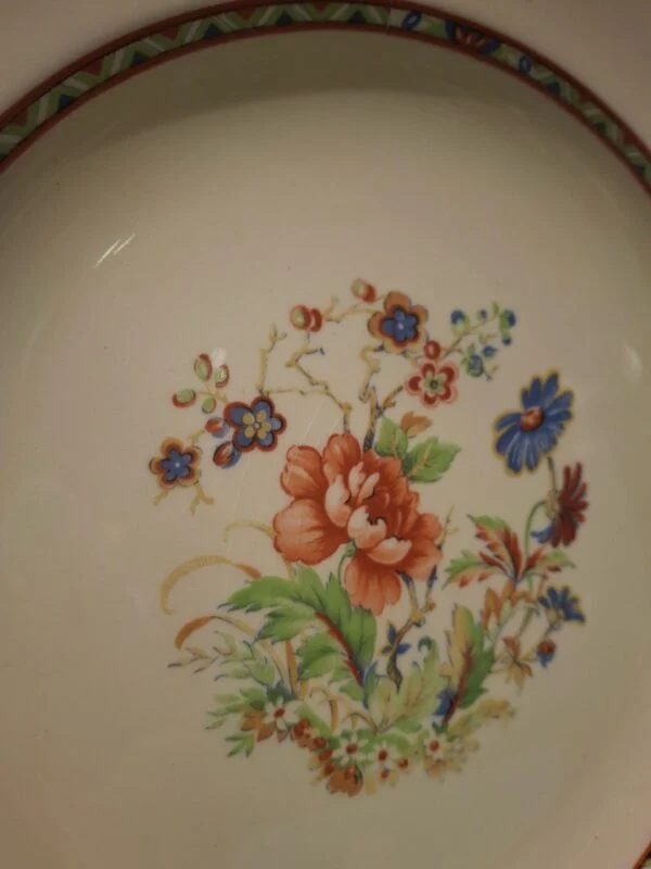 Detalje af blomster og krakelering på Woods Ivory Ware middagstallerken