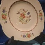 Firkantet Woods Ivory Ware middagstallerken med flødefarvet bund og blomster