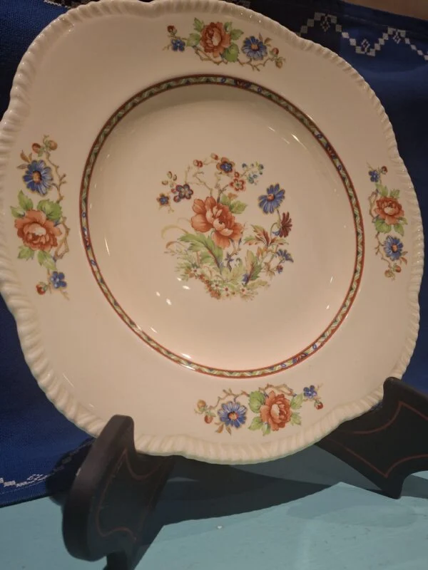 Firkantet Woods Ivory Ware middagstallerken med flødefarvet bund og blomster