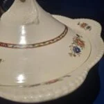 Detalje af låg og knop på flødefarvet Woods Ivory Ware skål