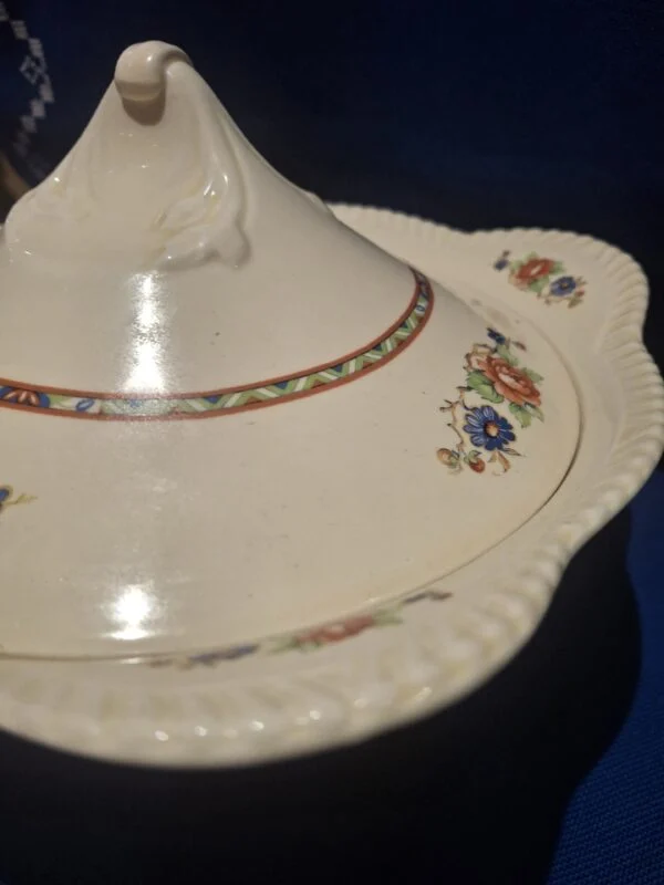 Detalje af låg og knop på flødefarvet Woods Ivory Ware skål
