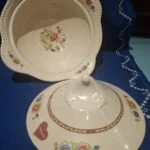 Woods Ivory Ware skål med låget taget af og synlig blomsterdekoration indeni