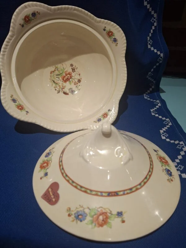 Woods Ivory Ware skål med låget taget af og synlig blomsterdekoration indeni