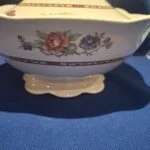 Blomsterdekoration og fod på Woods Ivory Ware skål med låg