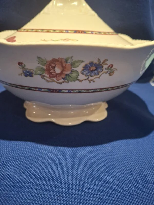 Blomsterdekoration og fod på Woods Ivory Ware skål med låg