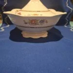 Woods Ivory Ware skål med låg og blomster set forfra