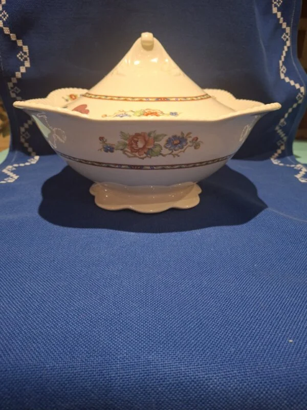 Woods Ivory Ware skål med låg og blomster set forfra