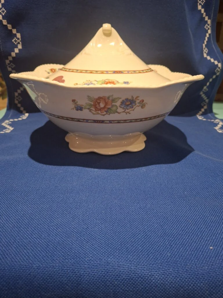 Woods Ivory Ware skål med låg – flødefarvet med blomster