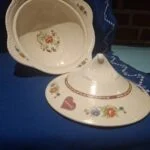 Skål og tilhørende låg fra Woods Ivory Ware med farverige blomster