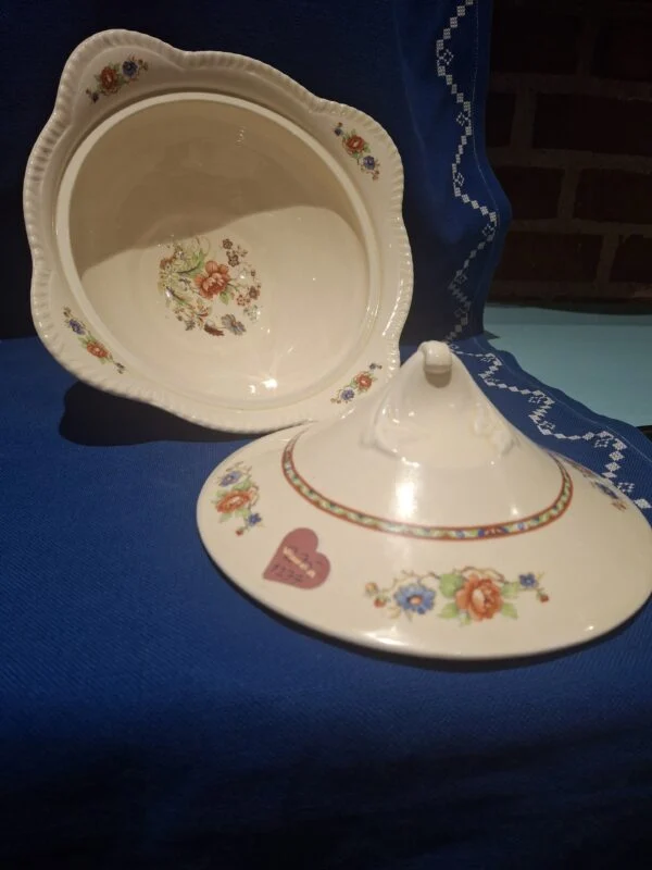 Skål og tilhørende låg fra Woods Ivory Ware med farverige blomster