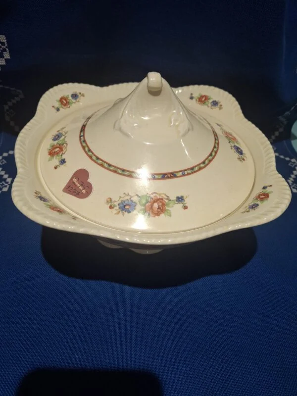 Flødefarvet Woods Ivory Ware skål med låg set skråt ovenfra