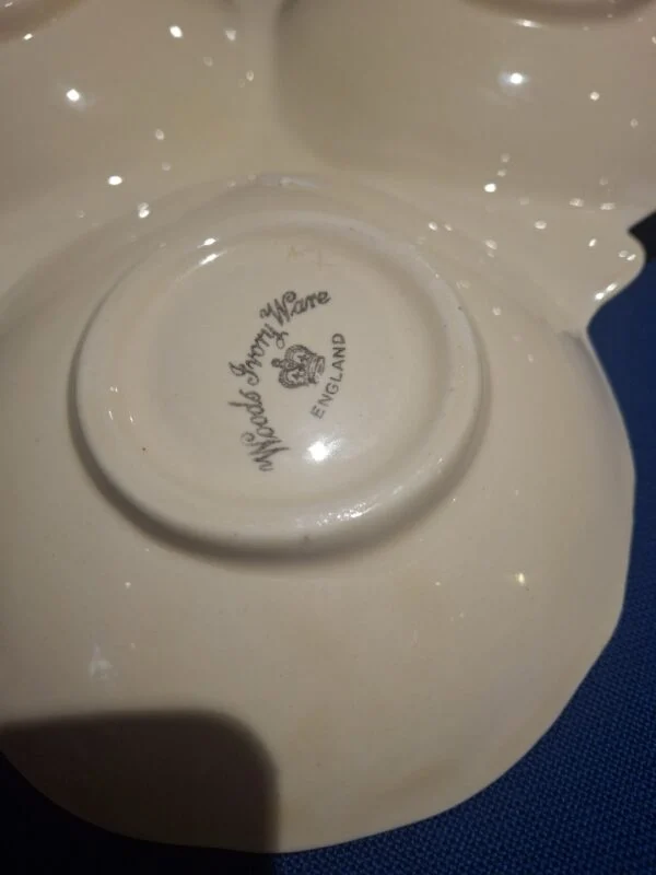 Bundstempel på fadet med teksten Woods Ivory Ware England