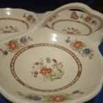 Blomsterdekoration i et af fadets tre rum fra Woods Ivory Ware