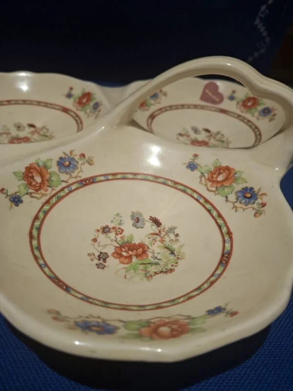 Blomsterdekoration i et af fadets tre rum fra Woods Ivory Ware