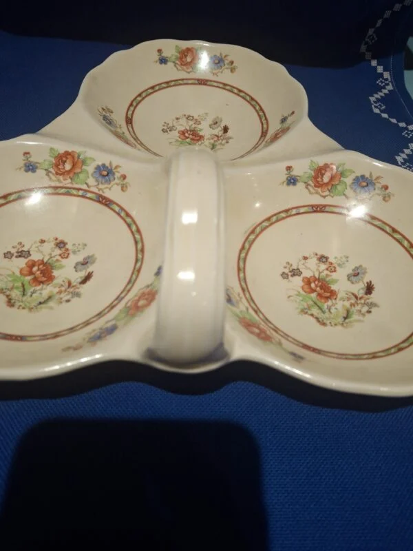 Woods Ivory Ware serveringsfad med tre rum set fra hanken