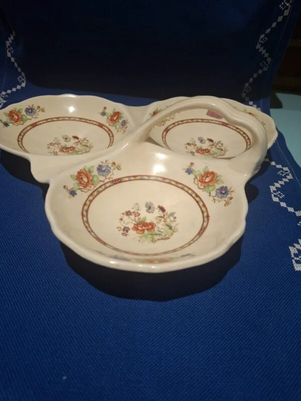 Woods Ivory Ware fad med tre rum og buet hank