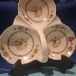 Flødefarvet Woods Ivory Ware fad med tre rum set ovenfra