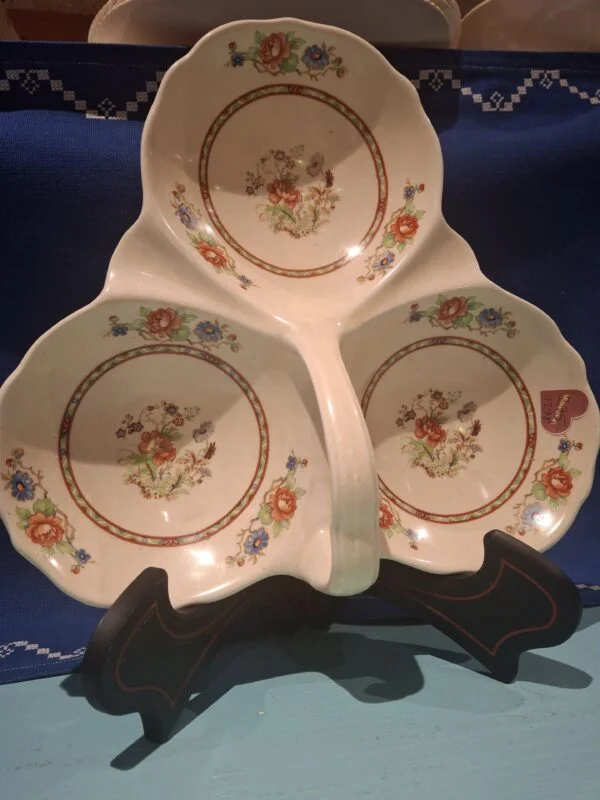 Flødefarvet Woods Ivory Ware fad med tre rum set ovenfra