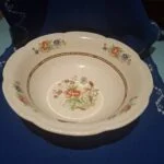 Åben Woods Ivory Ware skål med bølget kant og farverige blomster