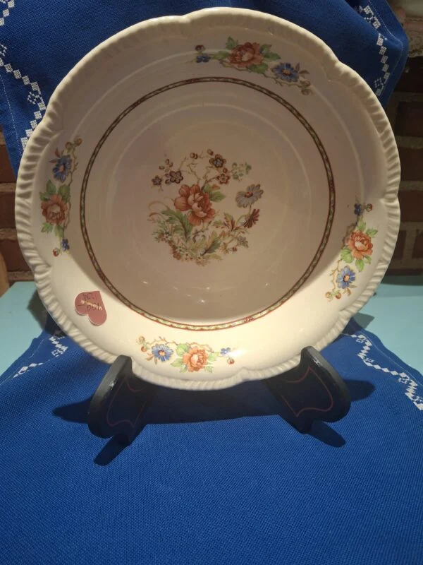 Woods Ivory Ware skål med flødefarvet bund og blomster set ovenfra
