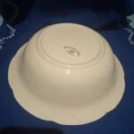 Undersiden af skålen med bundstemplet Woods Ivory Ware England