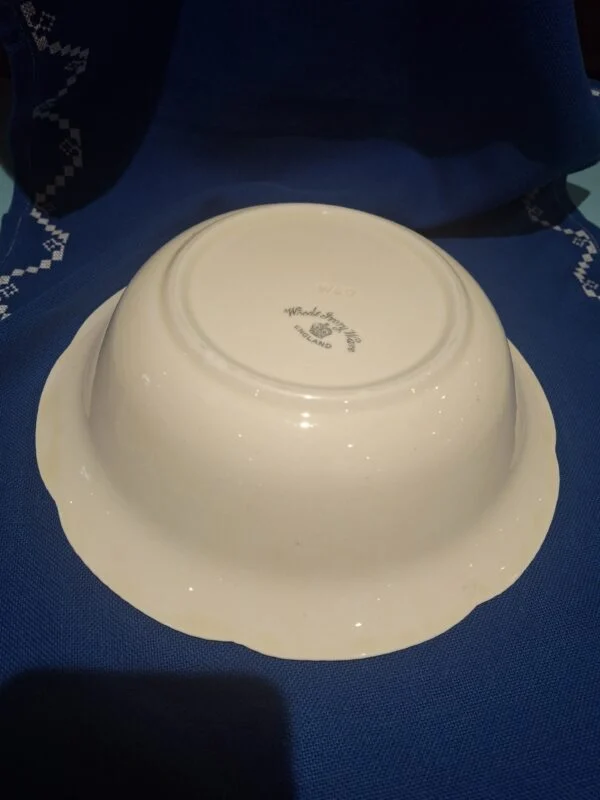 Undersiden af skålen med bundstemplet Woods Ivory Ware England