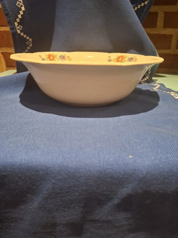 Woods Ivory Ware skål set fra siden med bred bølget kant
