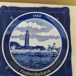 Årsplatte 1980 fra Frederikshavn med Hirsholmene-motiv, fotograferet ovenfra