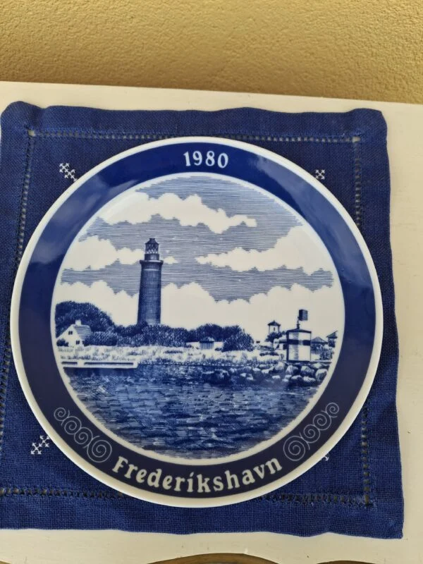 Årsplatte 1980 fra Frederikshavn med Hirsholmene-motiv, fotograferet ovenfra