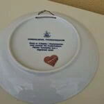 Bagside af Frederikshavn årsplatte 1980 med Millhouse Danmark-stempel og ophæng