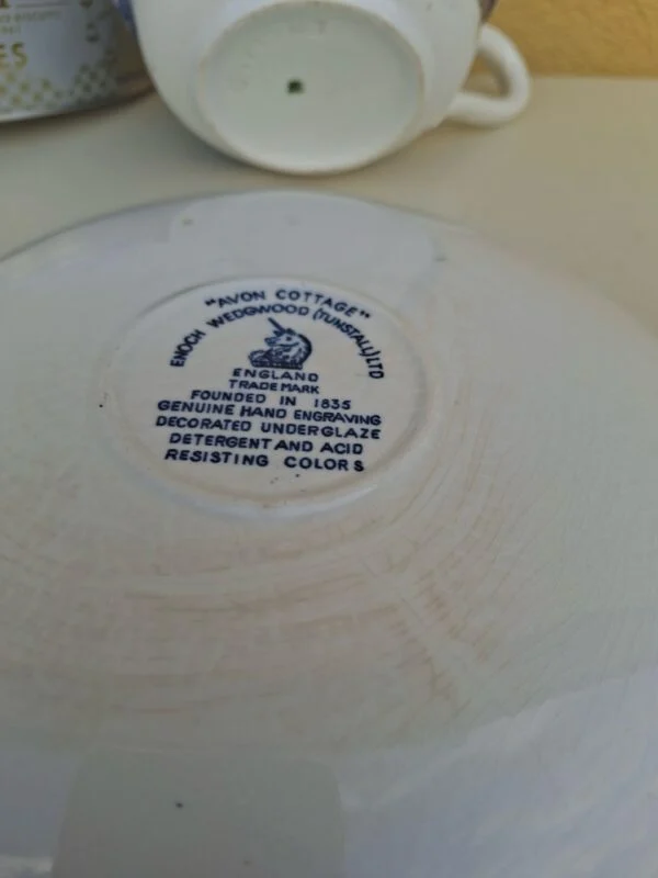 Underside med Avon Cottage og Enoch Wedgwood Tunstall Ltd England samt krakelering