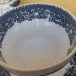 Inderside af Avon Cottage tekop med synlig krakelering i glasuren