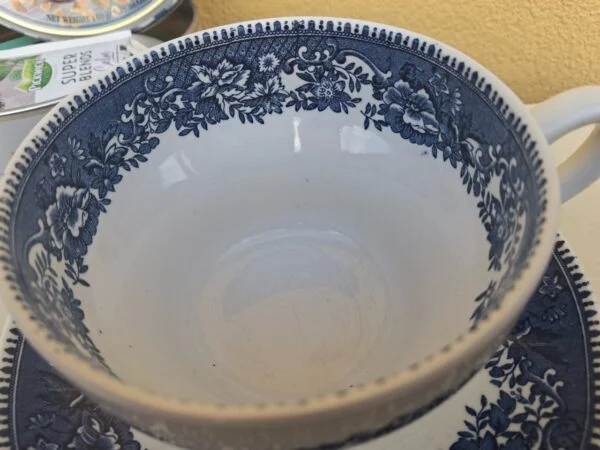 Inderside af Avon Cottage tekop med synlig krakelering i glasuren