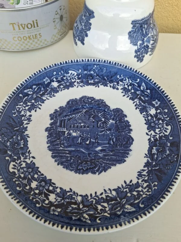 Avon Cottage underkop med husmotiv, figurer og blå blomsterbort