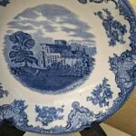 Blåt Brougham Hall-motiv og blomsterbort i en Old Britain Castles skål