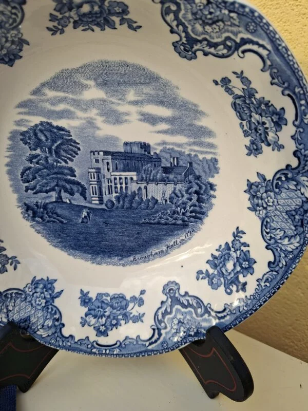 Blåt Brougham Hall-motiv og blomsterbort i en Old Britain Castles skål