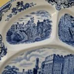 Blåt motiv med teksten Haddon Hall from the River i et af de mindre rum