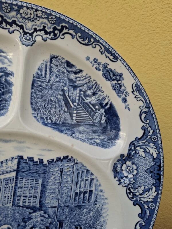 Blåt motiv med trappe, dør og figurer i Old Britain Castles grilltallerken