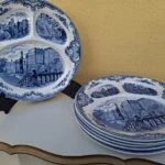 Blå og hvide Old Britain Castles grilltallerkener med tre rum, vist samlet