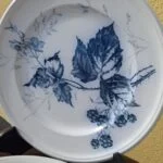 Brombær, blade og blomster på Villeroy & Boch Rubus-tallerken