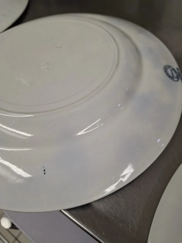 Bundring og underside på Furnivals Medina-tallerken