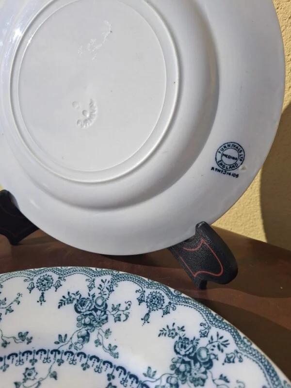 Undersiden af Furnivals Medina-tallerken med producentstempel