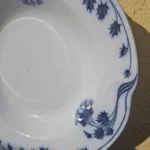 Blågrå dekoration og bølget kant på Villeroy og Boch tallerken
