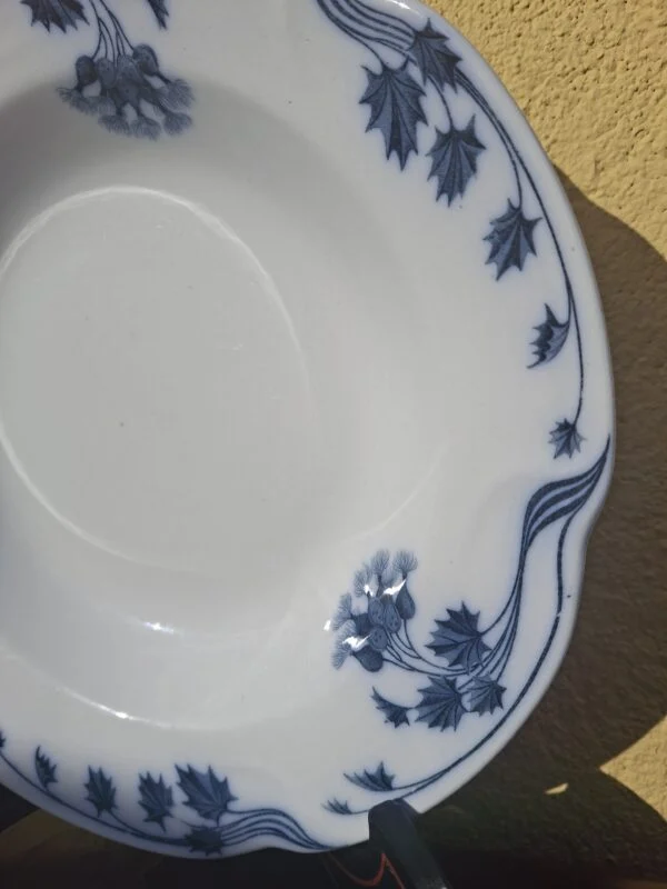 Blågrå dekoration og bølget kant på Villeroy og Boch tallerken