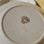 Underside med Villeroy & Boch Dresden-stempel og krakeleringer
