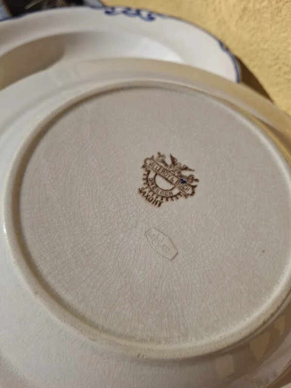 Underside med Villeroy & Boch Dresden-stempel og krakeleringer
